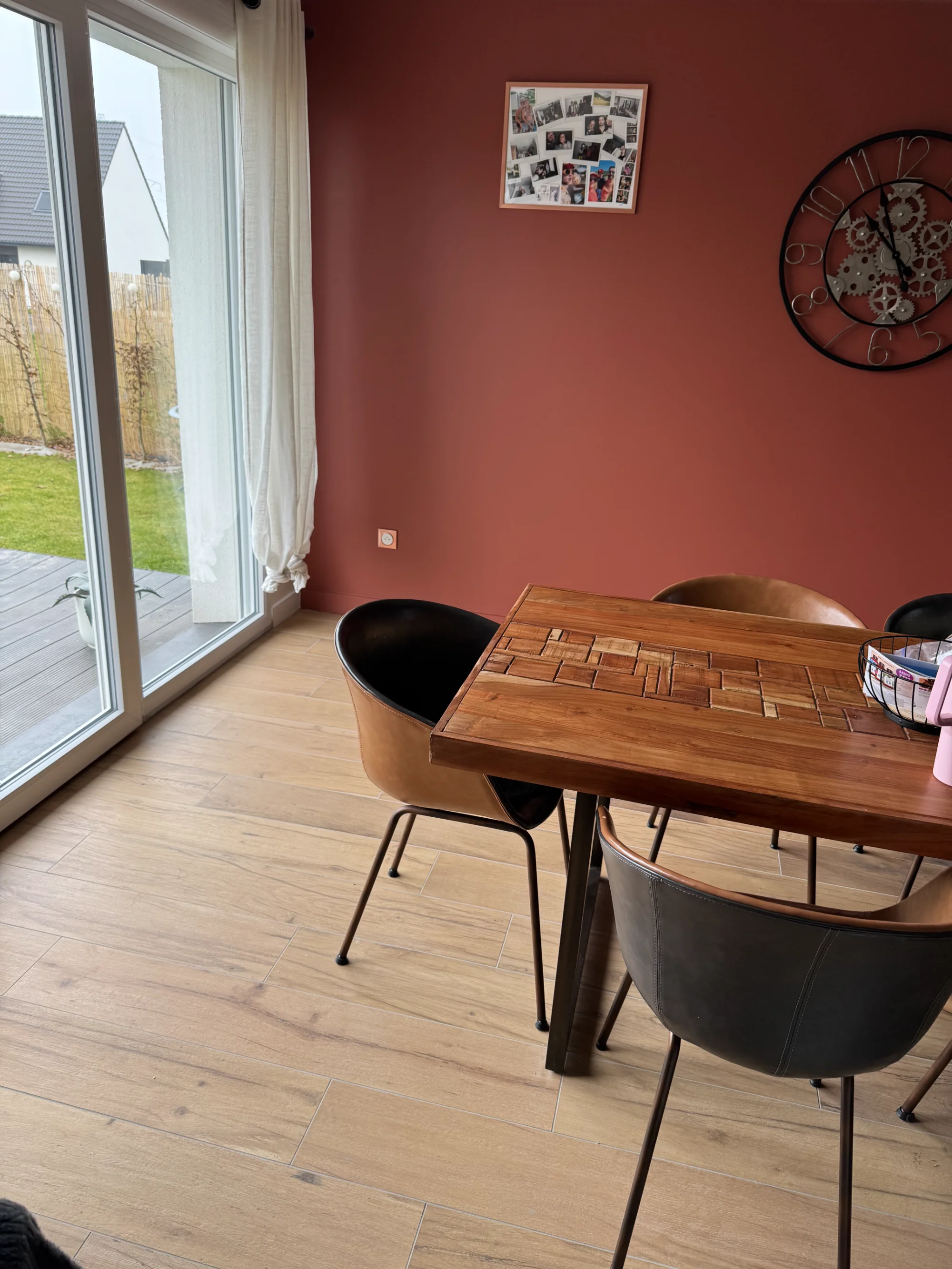 Terrasse carrelage ou bois : que choisir pour votre extérieur ?