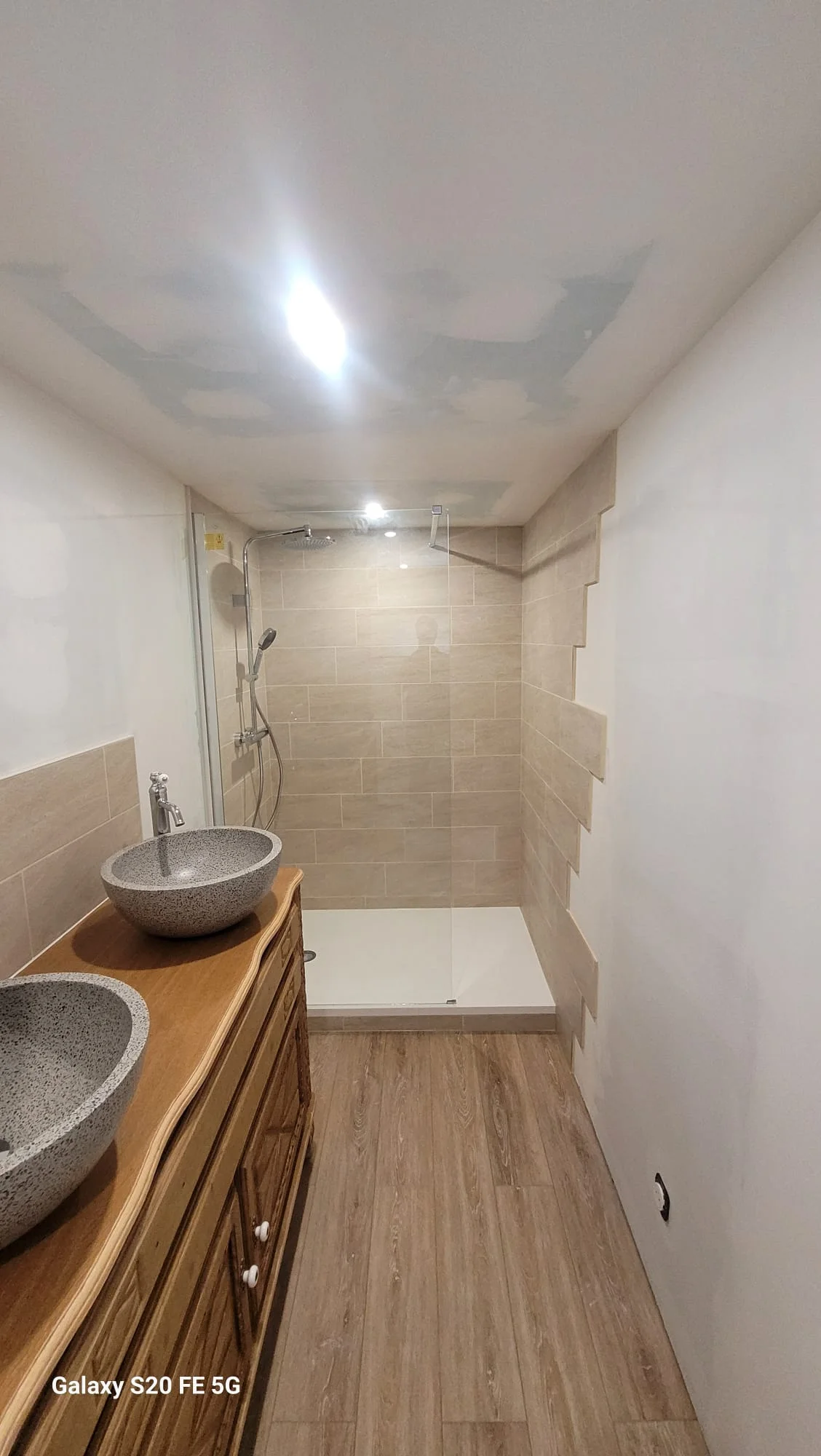 Enduit décoratif, stucco, béton ciré : le guide complet pour sublimer vos murs